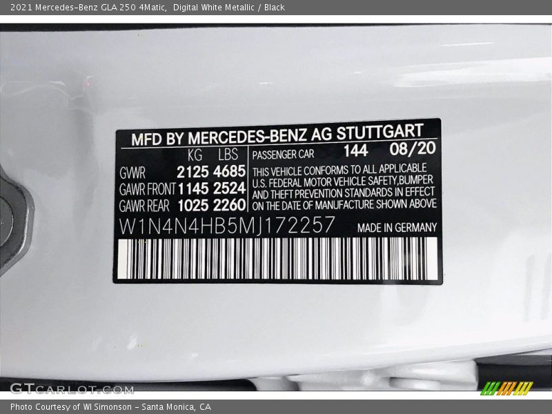 Digital White Metallic / Black 2021 Mercedes-Benz GLA 250 4Matic