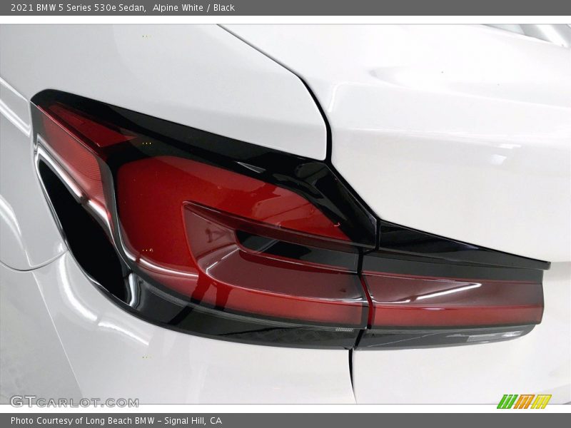 Alpine White / Black 2021 BMW 5 Series 530e Sedan