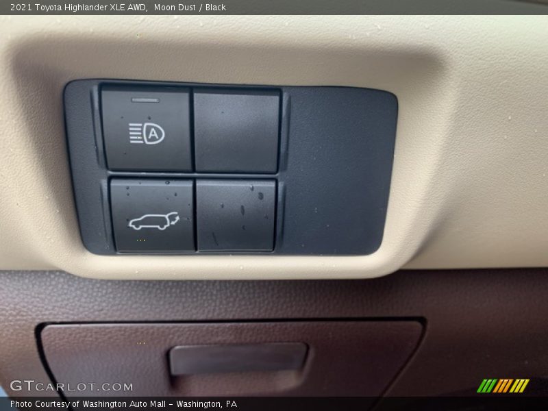 Moon Dust / Black 2021 Toyota Highlander XLE AWD