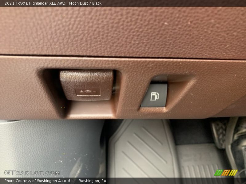 Moon Dust / Black 2021 Toyota Highlander XLE AWD