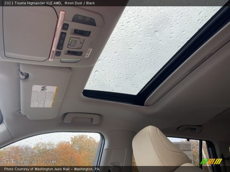 Moon Dust / Black 2021 Toyota Highlander XLE AWD