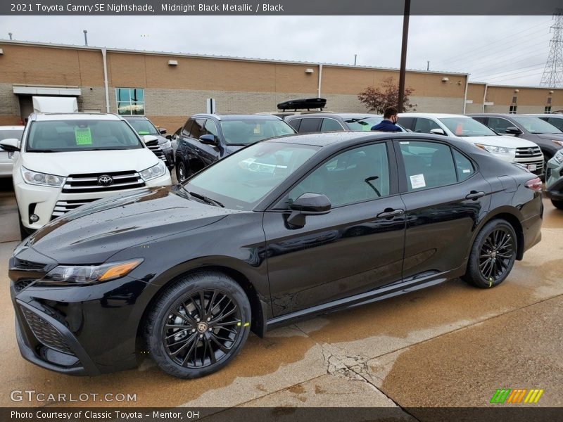 Front 3/4 View of 2021 Camry SE Nightshade