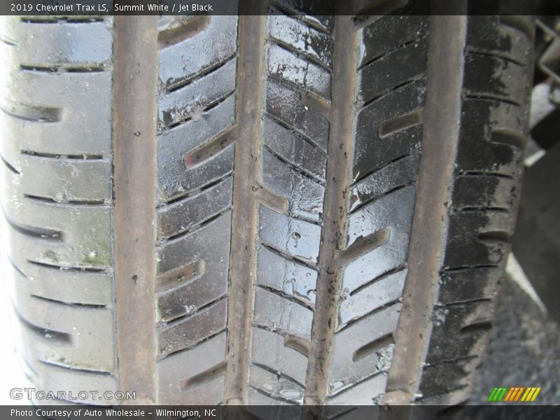 Summit White / Jet Black 2019 Chevrolet Trax LS