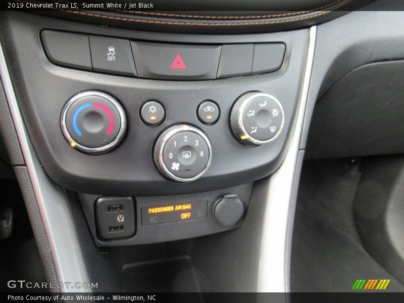 Summit White / Jet Black 2019 Chevrolet Trax LS