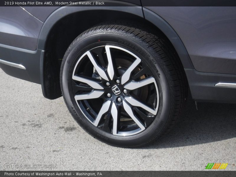 Modern Steel Metallic / Black 2019 Honda Pilot Elite AWD