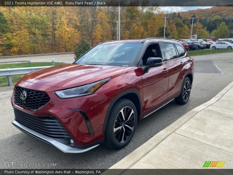 Front 3/4 View of 2021 Highlander XSE AWD