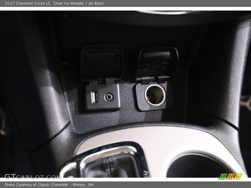 Silver Ice Metallic / Jet Black 2017 Chevrolet Cruze LS