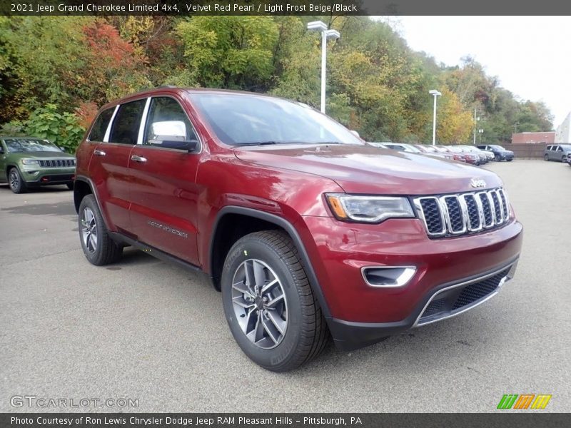 Front 3/4 View of 2021 Grand Cherokee Limited 4x4