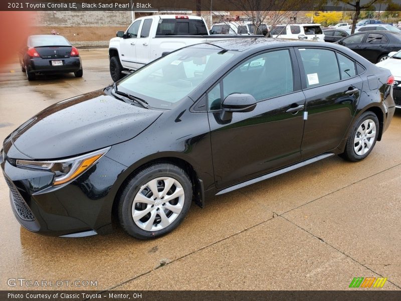 Front 3/4 View of 2021 Corolla LE