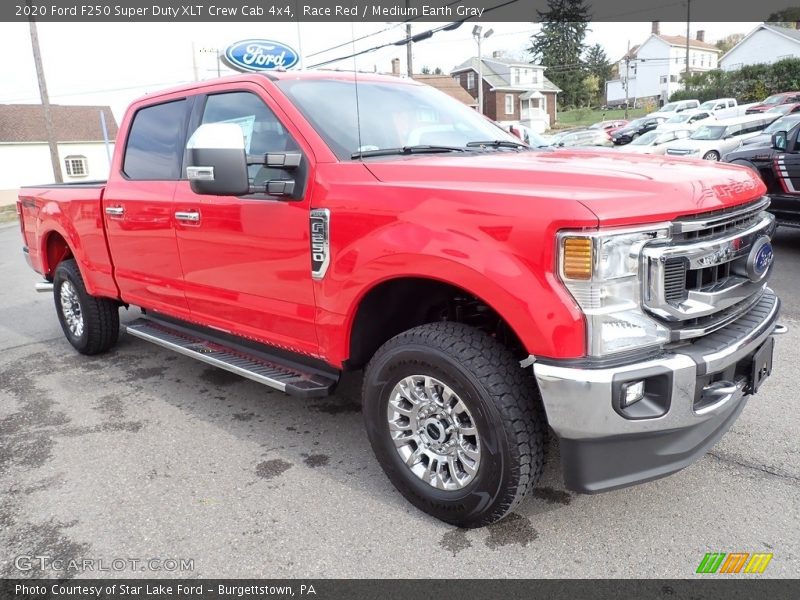 Front 3/4 View of 2020 F250 Super Duty XLT Crew Cab 4x4
