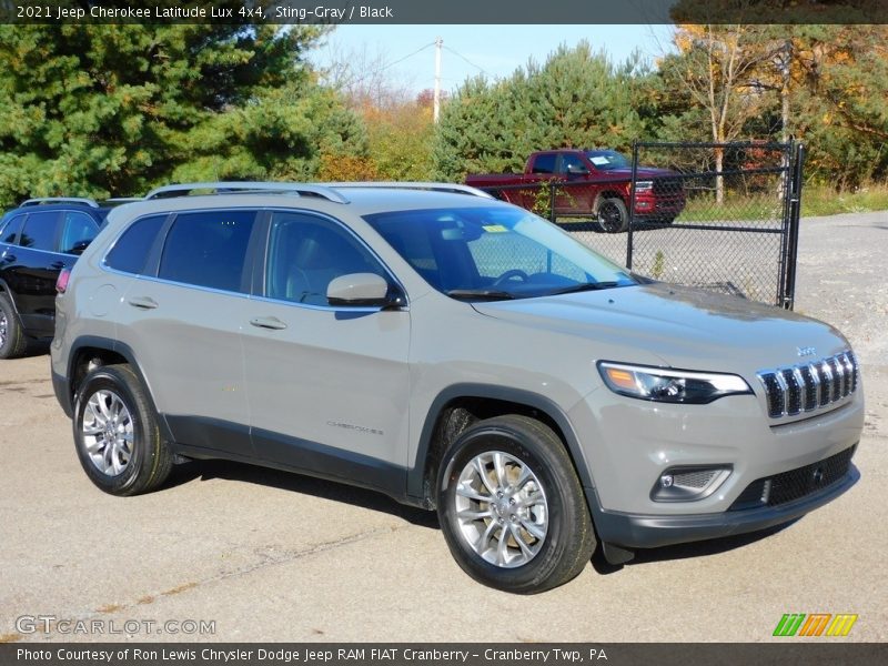 Front 3/4 View of 2021 Cherokee Latitude Lux 4x4