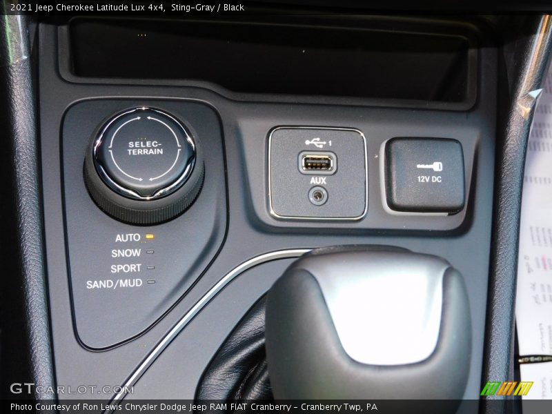 Controls of 2021 Cherokee Latitude Lux 4x4