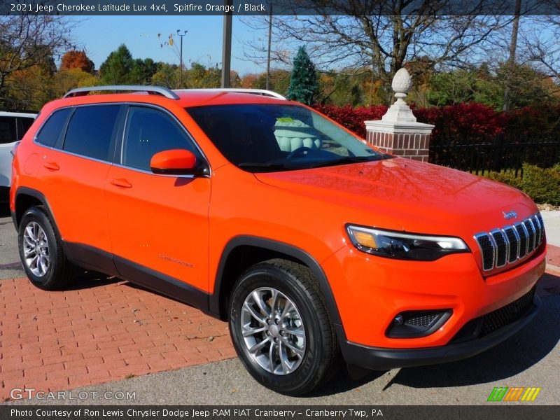 Front 3/4 View of 2021 Cherokee Latitude Lux 4x4