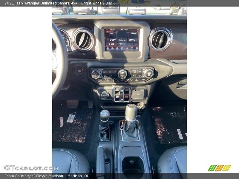 Bright White / Black 2021 Jeep Wrangler Unlimited Sahara 4x4