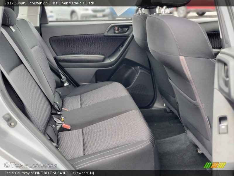 Ice Silver Metallic / Black 2017 Subaru Forester 2.5i