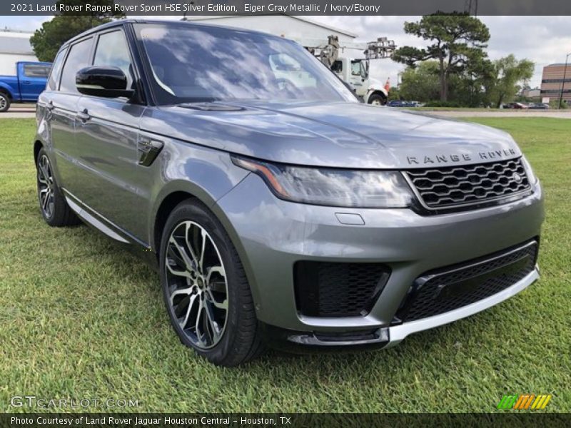 Front 3/4 View of 2021 Range Rover Sport HSE Silver Edition