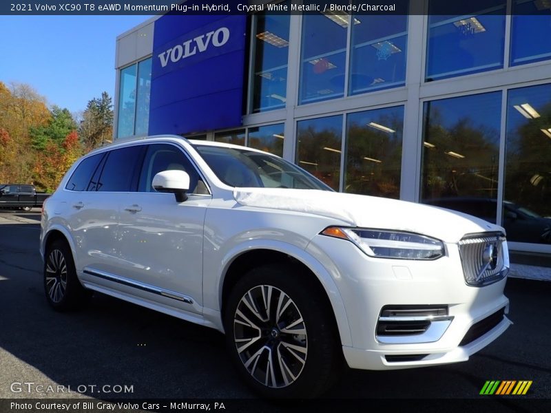 Front 3/4 View of 2021 XC90 T8 eAWD Momentum Plug-in Hybrid