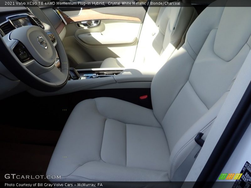 Front Seat of 2021 XC90 T8 eAWD Momentum Plug-in Hybrid