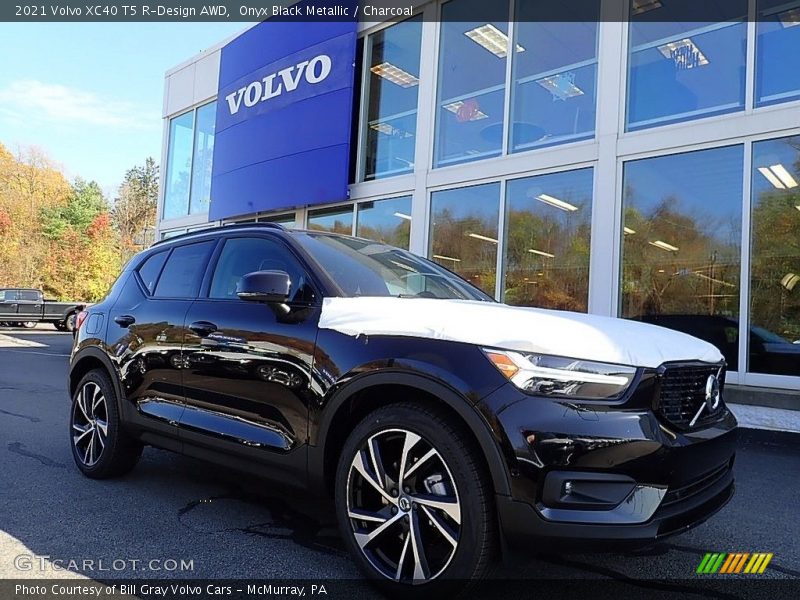 Front 3/4 View of 2021 XC40 T5 R-Design AWD