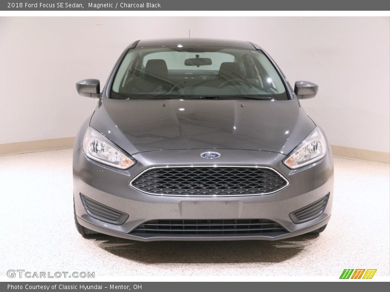 Magnetic / Charcoal Black 2018 Ford Focus SE Sedan