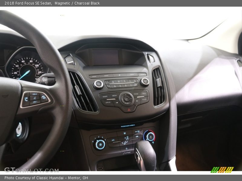Magnetic / Charcoal Black 2018 Ford Focus SE Sedan
