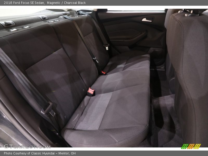 Magnetic / Charcoal Black 2018 Ford Focus SE Sedan