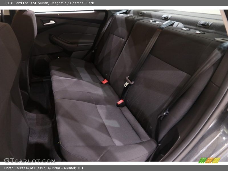 Magnetic / Charcoal Black 2018 Ford Focus SE Sedan