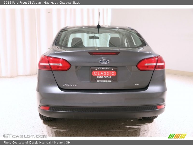 Magnetic / Charcoal Black 2018 Ford Focus SE Sedan