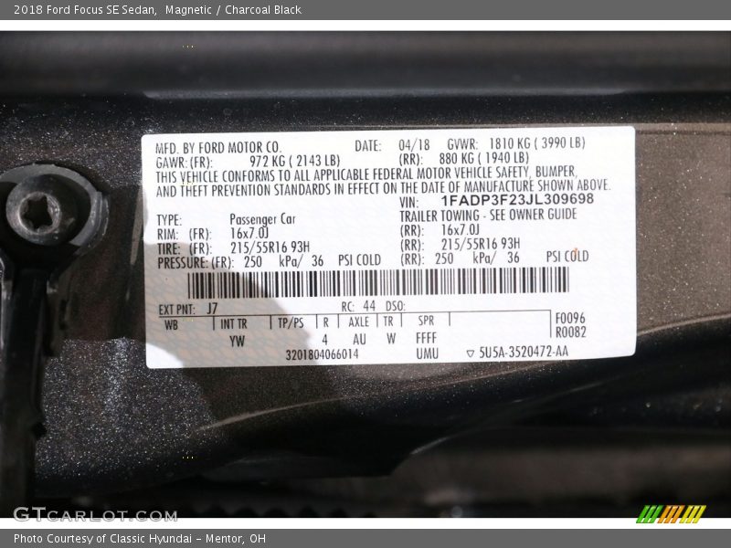 Magnetic / Charcoal Black 2018 Ford Focus SE Sedan