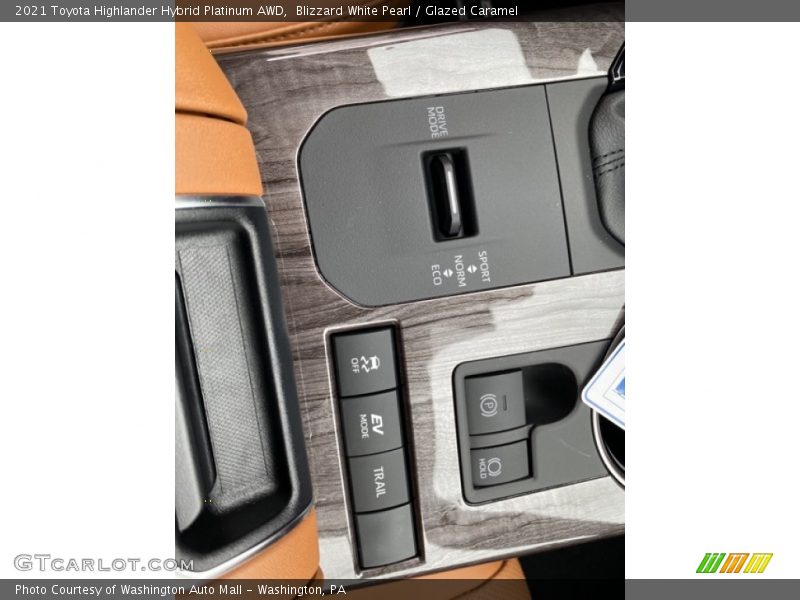 Blizzard White Pearl / Glazed Caramel 2021 Toyota Highlander Hybrid Platinum AWD
