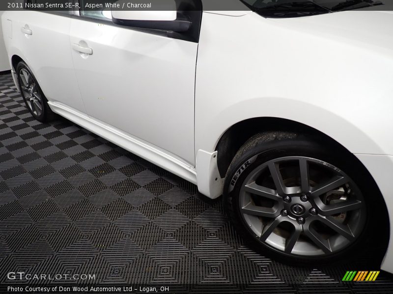 Aspen White / Charcoal 2011 Nissan Sentra SE-R