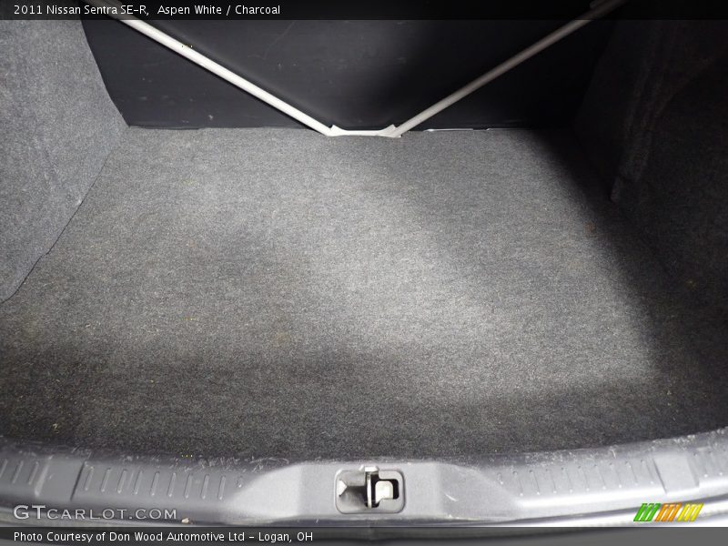 Aspen White / Charcoal 2011 Nissan Sentra SE-R