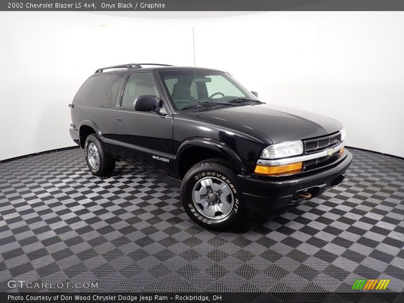 Front 3/4 View of 2002 Blazer LS 4x4