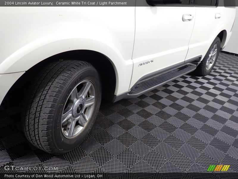 Ceramic White Tri Coat / Light Parchment 2004 Lincoln Aviator Luxury