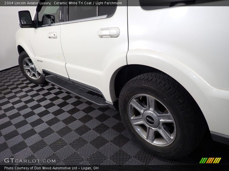 Ceramic White Tri Coat / Light Parchment 2004 Lincoln Aviator Luxury