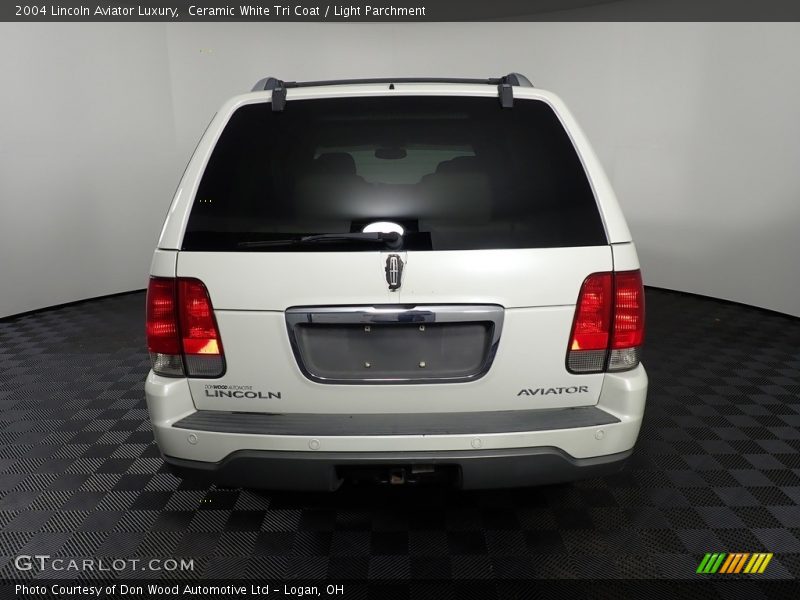 Ceramic White Tri Coat / Light Parchment 2004 Lincoln Aviator Luxury