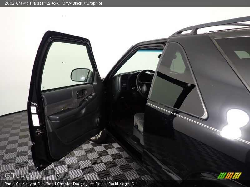 Onyx Black / Graphite 2002 Chevrolet Blazer LS 4x4