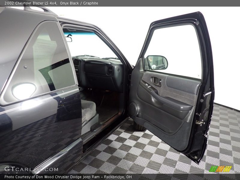 Onyx Black / Graphite 2002 Chevrolet Blazer LS 4x4
