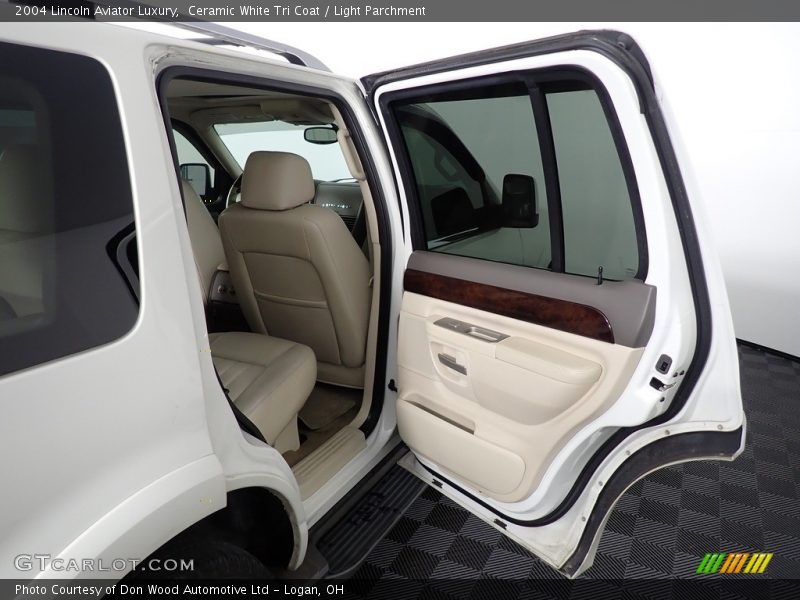 Ceramic White Tri Coat / Light Parchment 2004 Lincoln Aviator Luxury