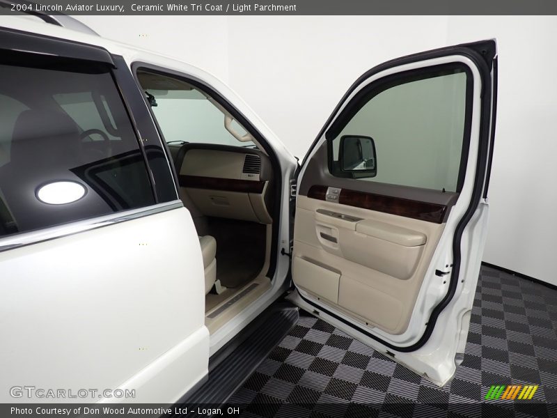 Ceramic White Tri Coat / Light Parchment 2004 Lincoln Aviator Luxury