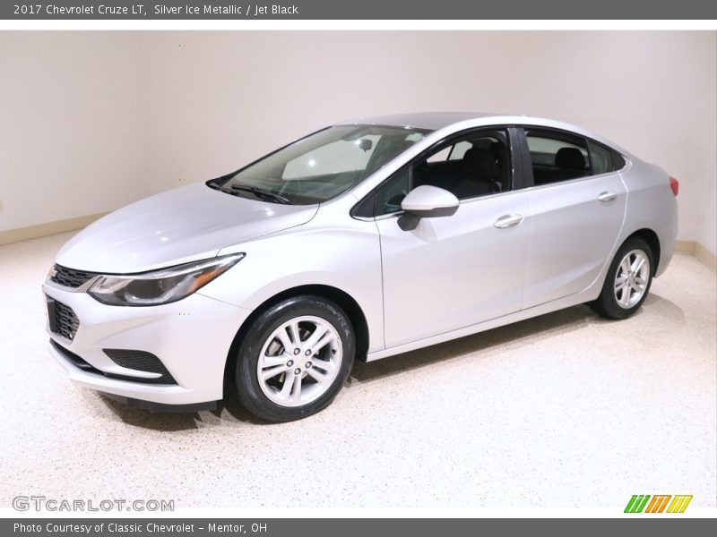 Silver Ice Metallic / Jet Black 2017 Chevrolet Cruze LT