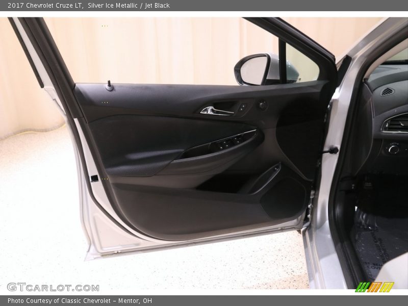 Silver Ice Metallic / Jet Black 2017 Chevrolet Cruze LT