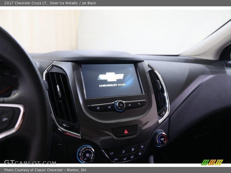 Silver Ice Metallic / Jet Black 2017 Chevrolet Cruze LT