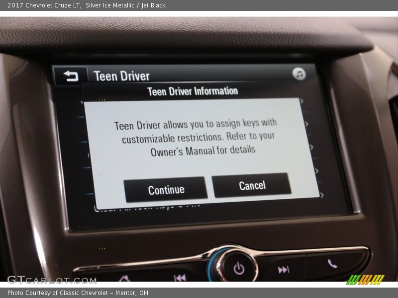 Silver Ice Metallic / Jet Black 2017 Chevrolet Cruze LT