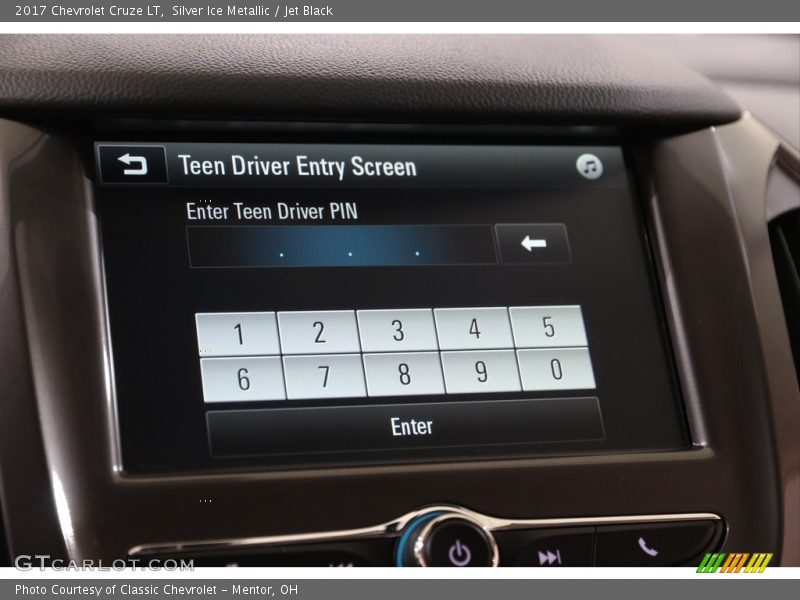 Silver Ice Metallic / Jet Black 2017 Chevrolet Cruze LT