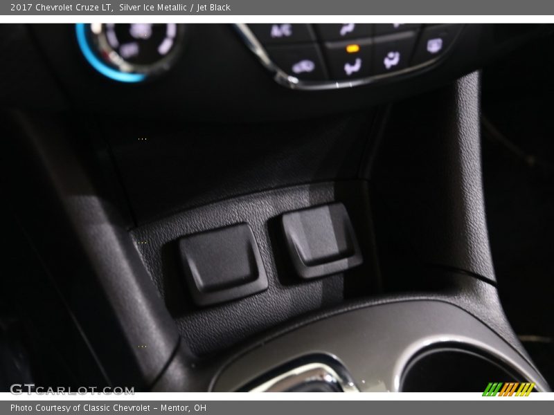 Silver Ice Metallic / Jet Black 2017 Chevrolet Cruze LT