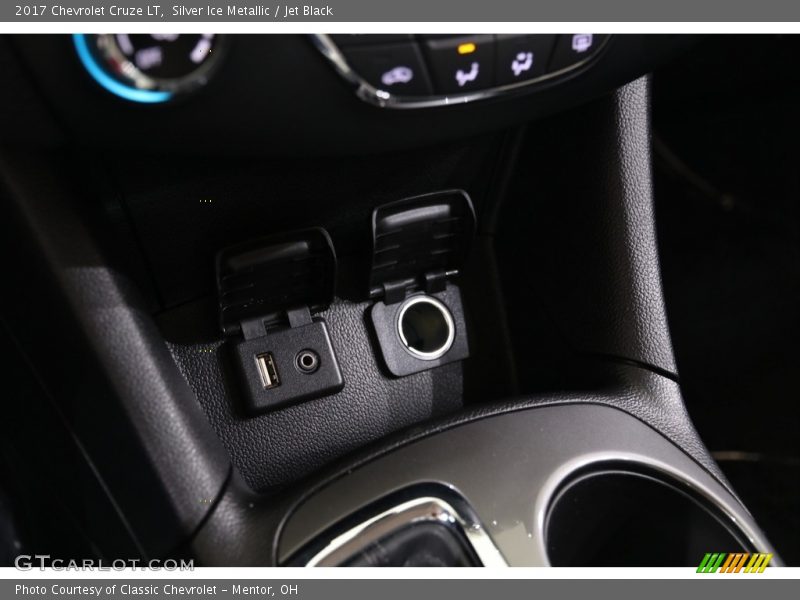 Silver Ice Metallic / Jet Black 2017 Chevrolet Cruze LT