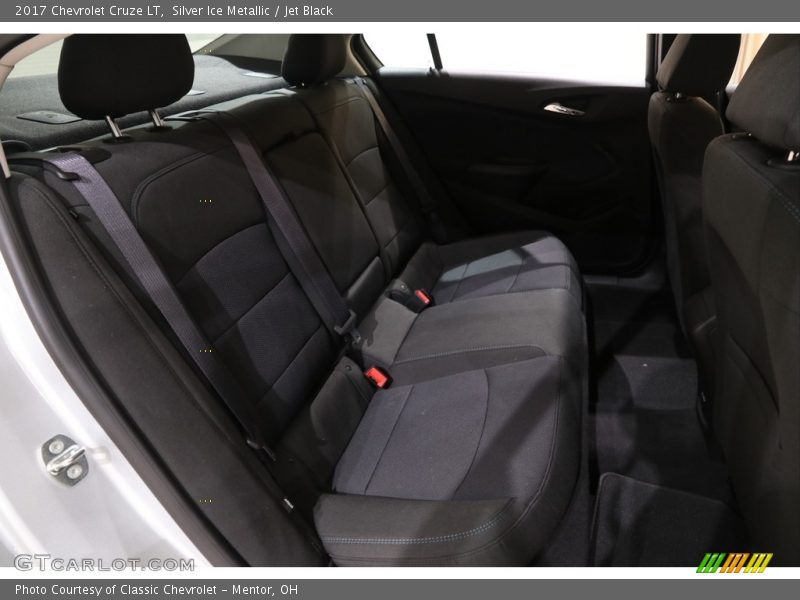 Silver Ice Metallic / Jet Black 2017 Chevrolet Cruze LT