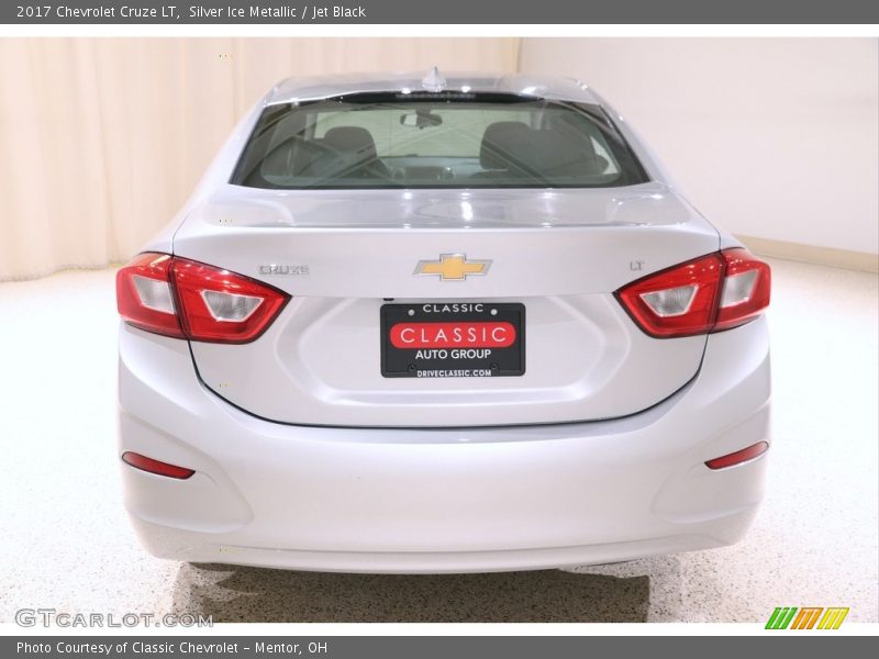 Silver Ice Metallic / Jet Black 2017 Chevrolet Cruze LT