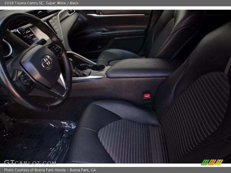 Super White / Black 2018 Toyota Camry SE